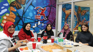 Students de-stress from the current Israel-Hamas conflict with pizza and painting.
