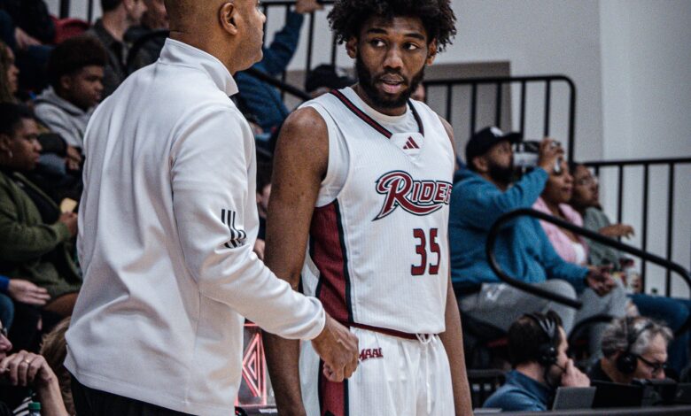 Graduate student guard T.J. Weeks Jr stops and discusses with Head Coach Kevin Baggett. Photo by Josiah Thomas