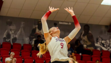 Senior setter Makenna Mason preparing to set the ball. Photo courtesy of Faith Capolupo.