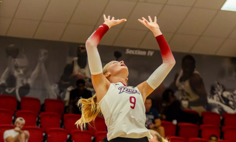 Senior setter Makenna Mason preparing to set the ball. Photo courtesy of Faith Capolupo.